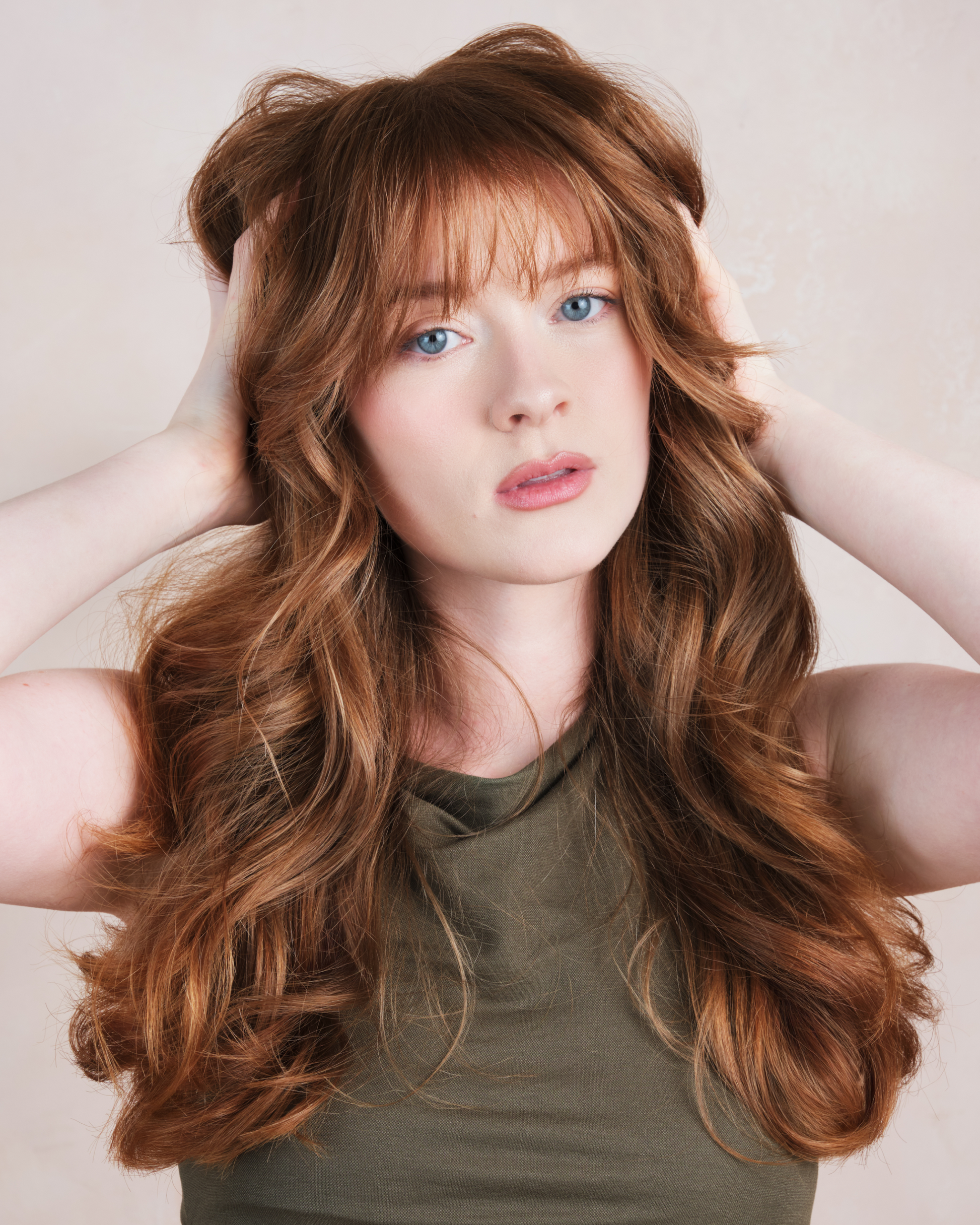 model with wet hair against a neutral background|variant:93-oz,16-oz,18-oz