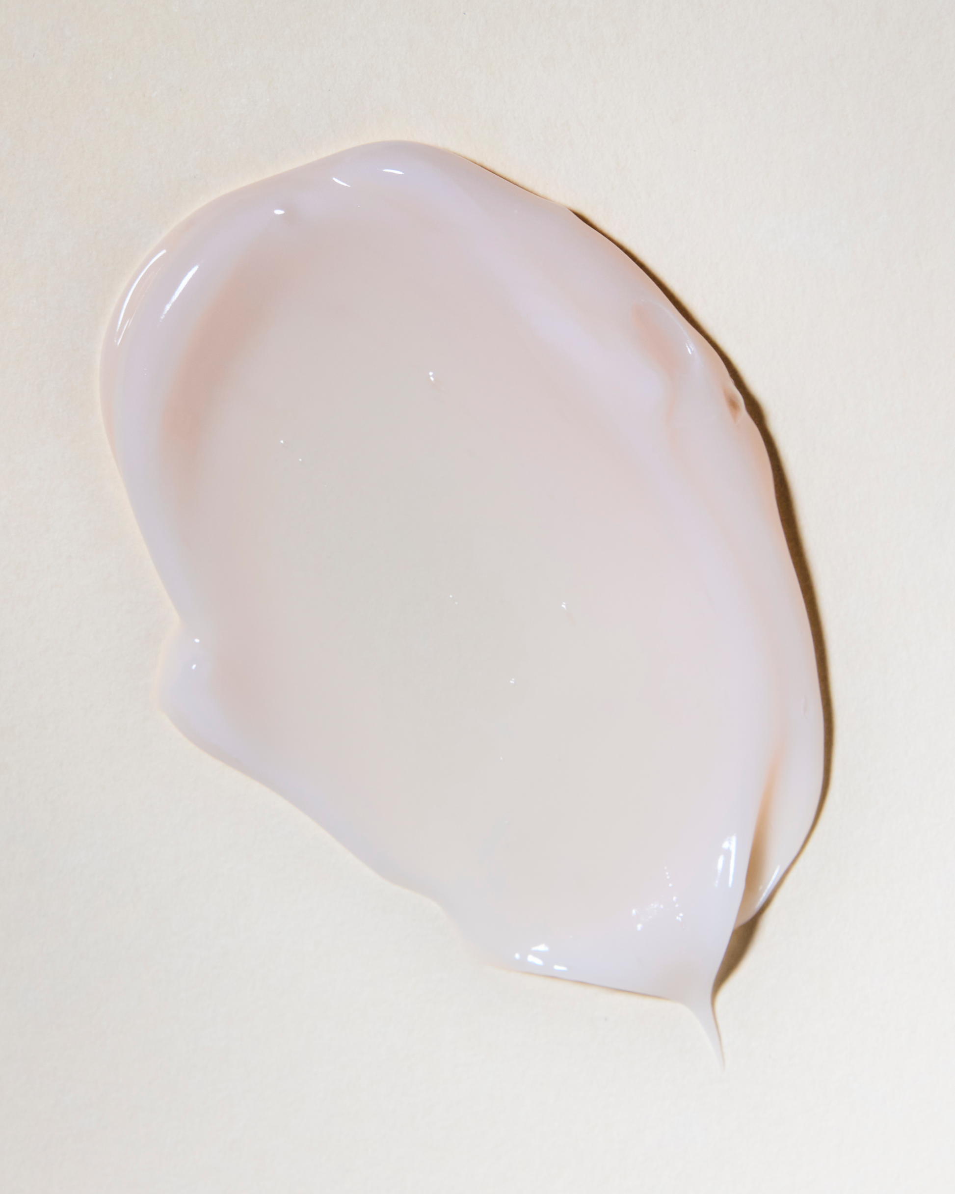 White ceramic heart-shaped dish on a beige background|variant:93-oz,18-oz